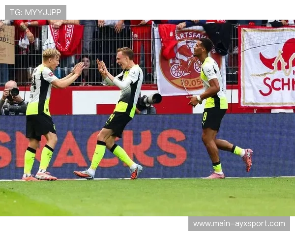 德甲多特侧翼传中形成猛攻，门前混战频出——边线策略下的进攻节拍